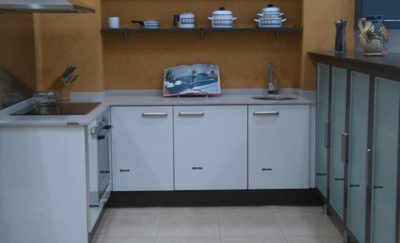 cocina -  mobiliario de cocina - blanco brillo - moderna - diseño - cambio de exposicion - logroño - cocinas valdecantos