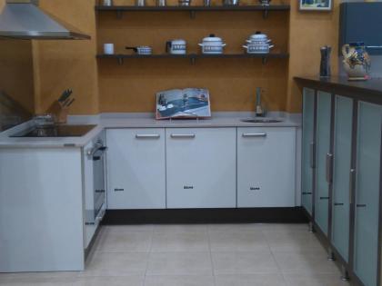 cocina -  mobiliario de cocina - blanco brillo - moderna - diseño - cambio de exposicion - logroño - cocinas valdecantos