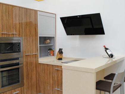 cocina - mobiliario - olivo - brillo - espejo - elegante - recta - Compac - Logroño - cocinas y baños valdecantos